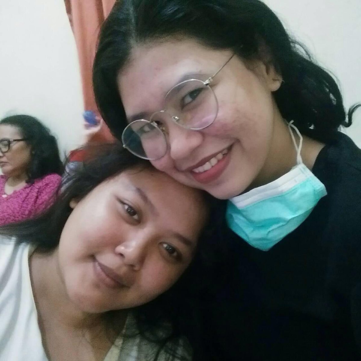 ERDRH's tweet photo. Tadi habis tlpnan sama umi minta doa restu, seketika langsung ngalih aja air mata ingat mba dika🥹 kangen mba nanti Insya Allah oca ke makam mba dika ya sama umi juga Al-Fatihah buat mba dika 🤍 https://t.co/Jujq1lPgeb