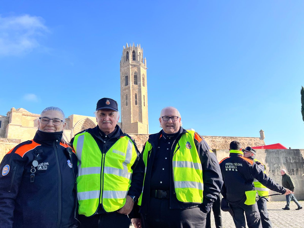Protecció Civil Lleida 🟧🟧🟧🟧 
Aquest matí al dispositiu d seguretat d la 43 edició d la cursa Pujada a la Seu Vella d Lleida on col·laborem amb <a href="/gUrbanaLleida/">Guàrdia Urbana de Lleida</a> <a href="/paerialleida/">Ajuntament de Lleida</a> <a href="/PujadaSeuVella/">Pujada Seu Vella</a> hem desplegat 4 vehicles al costat d 13 Voluntaris acabem sense incidències Bones Festes