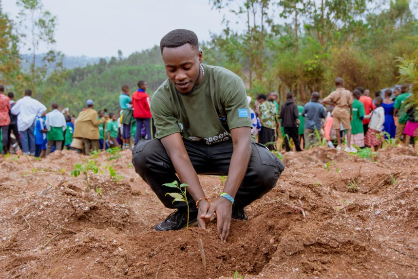 WGYB_NGO's tweet photo. Have you ever considered the powerful role that #tree-planting can play in overcoming critical challenges facing our nation⁉️
Through the #GreenRisingProgram, we are making a meaningful difference for the communities in @GisagaraDistr and beyond.
Here’s how the #tree-planting initiative is driving positive change:
✅Intercropping trees with crops improves soil fertility, prevents erosion, and increases crop yields.
✅ Planting native trees helps restore ecosystems and boosts carbon sequestration, essential in fighting climate change.
✅Fruit trees contribute to food supplies, helping combat malnutrition while fostering sustainable development.
✅Trees serve as windbreaks, mitigating the damage caused by strong winds to buildings and infrastructure.
Your contribution is crucial in planting seeds of #hope, #resilience, and #sustainability for our sustainable country and planet!
@RwandaYouthArts @GenUnlimited_ @unicefrw