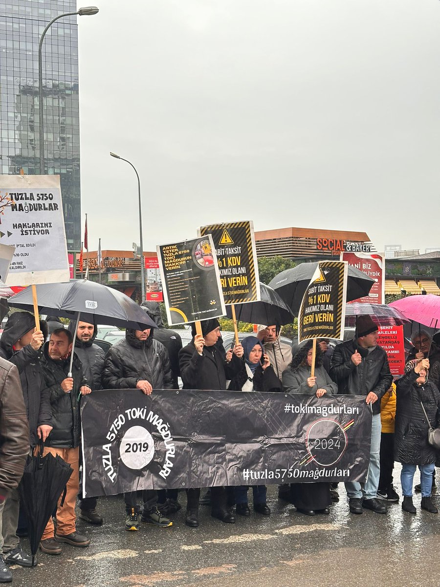 ZekeriyaRecber's tweet photo. @ankahabera 5 yıldır tutulmayan sözlerin hükmü yoktur art niyet vardır. Seçim malzemesi diye acımadınız devletin  dargelirli halkına. @csbgovtr @Toki_Kurumsal @murat_kurum @mlsungur @Ayhan19Karaca @ZeybekciNihat  @Akparti 
#tuzla5750magdurları https://t.co/vjiTlhMpCI