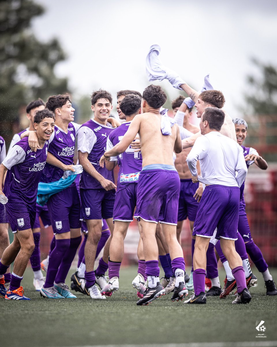 JuvenilesAUF's tweet photo. 🤩 ¿Cómo 𝗻𝗼 𝘁𝗲 𝘃𝗮 𝗴𝘂𝘀𝘁𝗮𝗿 un buen fútbol bajo lluvia y gritar campeón con la banda?

#FábricaDeTalentos https://t.co/LZqjwLLPjD