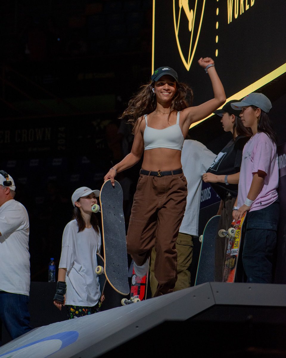timebrasil's tweet photo. TRICAMPEÃ DA SLS SUPER CROWN! 👑

Não tem jeito, ela é INEVITÁVEL! 🌟 Rayssa Leal faz história mais uma vez e se consagra campeã da Liga Mundial de Skate Street. 🏆🏆🏆

É bom demais ver a nossa garota brilhando! 💚💛

📸: Thainá Nascimento e Sofia Kruger https://t.co/6DofANziL8