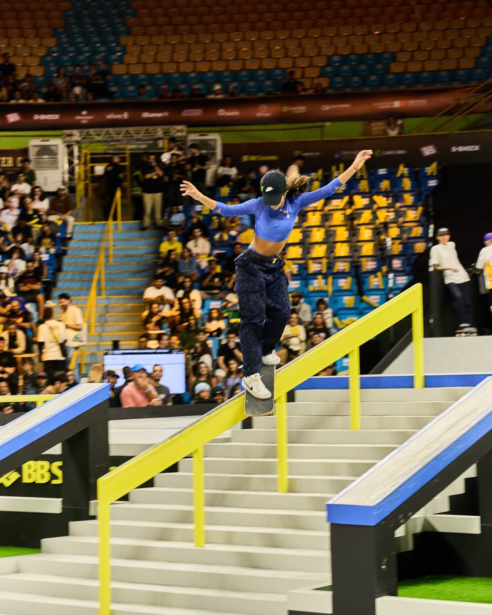 timebrasil's tweet photo. TRICAMPEÃ DA SLS SUPER CROWN! 👑

Não tem jeito, ela é INEVITÁVEL! 🌟 Rayssa Leal faz história mais uma vez e se consagra campeã da Liga Mundial de Skate Street. 🏆🏆🏆

É bom demais ver a nossa garota brilhando! 💚💛

📸: Thainá Nascimento e Sofia Kruger https://t.co/6DofANziL8