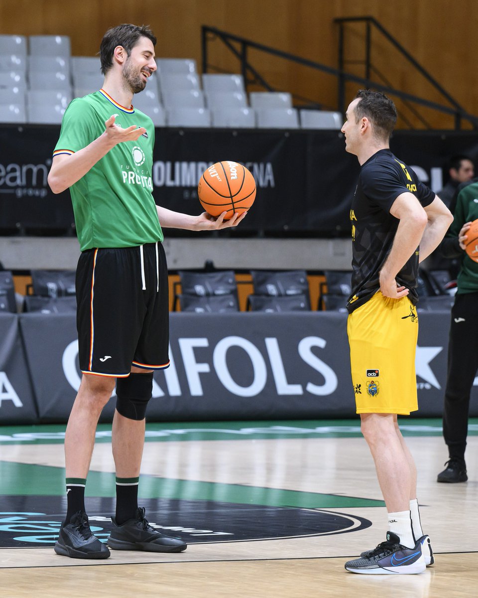 Mucho baloncesto en una foto ✨

#LigaEndesa | <a href="/Penya1930/">Club Joventut Badalona</a> | <a href="/CB1939Canarias/">La Laguna Tenerife</a>