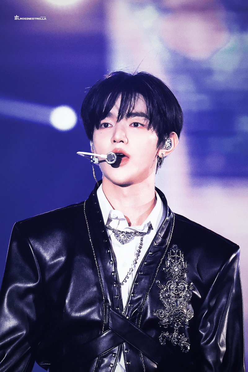 ZhangHaoBar0725's tweet photo. 【Exclusive HD Photos from ZHB】
241215 KBS Fukuoka 

Watching the countless stars gather because of you.💫✨

Graphic Design: Jundu
Photos: @Sixcows0725 

#ZHANGHAO #ジャンハオ #장하오
#章昊 #จางฮ่าว 
#ZEROBASEONE #ZB1 #ゼベワン
#제로배이스원 #제베원 https://t.co/Hl7aO9uvvg