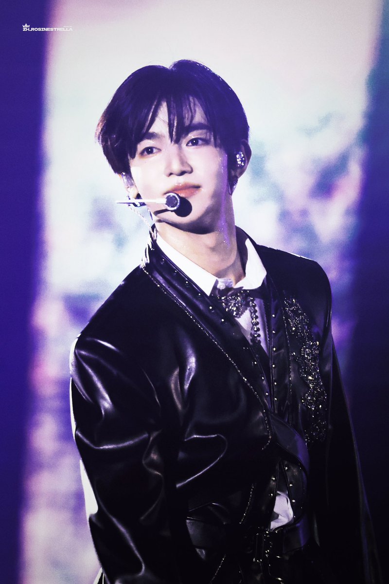 ZhangHaoBar0725's tweet photo. 【Exclusive HD Photos from ZHB】
241215 KBS Fukuoka 

Watching the countless stars gather because of you.💫✨

Graphic Design: Jundu
Photos: @Sixcows0725 

#ZHANGHAO #ジャンハオ #장하오
#章昊 #จางฮ่าว 
#ZEROBASEONE #ZB1 #ゼベワン
#제로배이스원 #제베원 https://t.co/Hl7aO9uvvg
