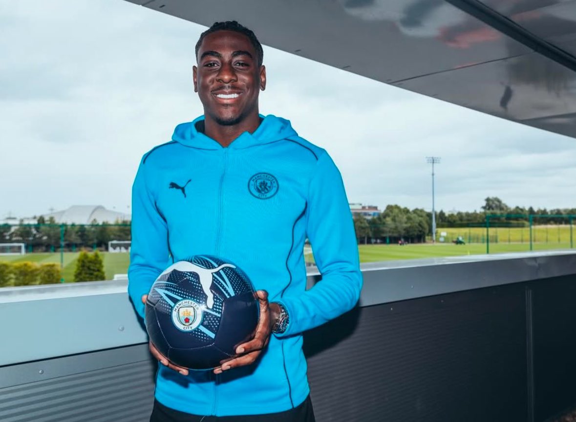 🔵🆕 Four months after joining Man City from West Ham, Divin Mubama is on the bench for the Manchester Derby.

Decision made by Pep Guardiola.