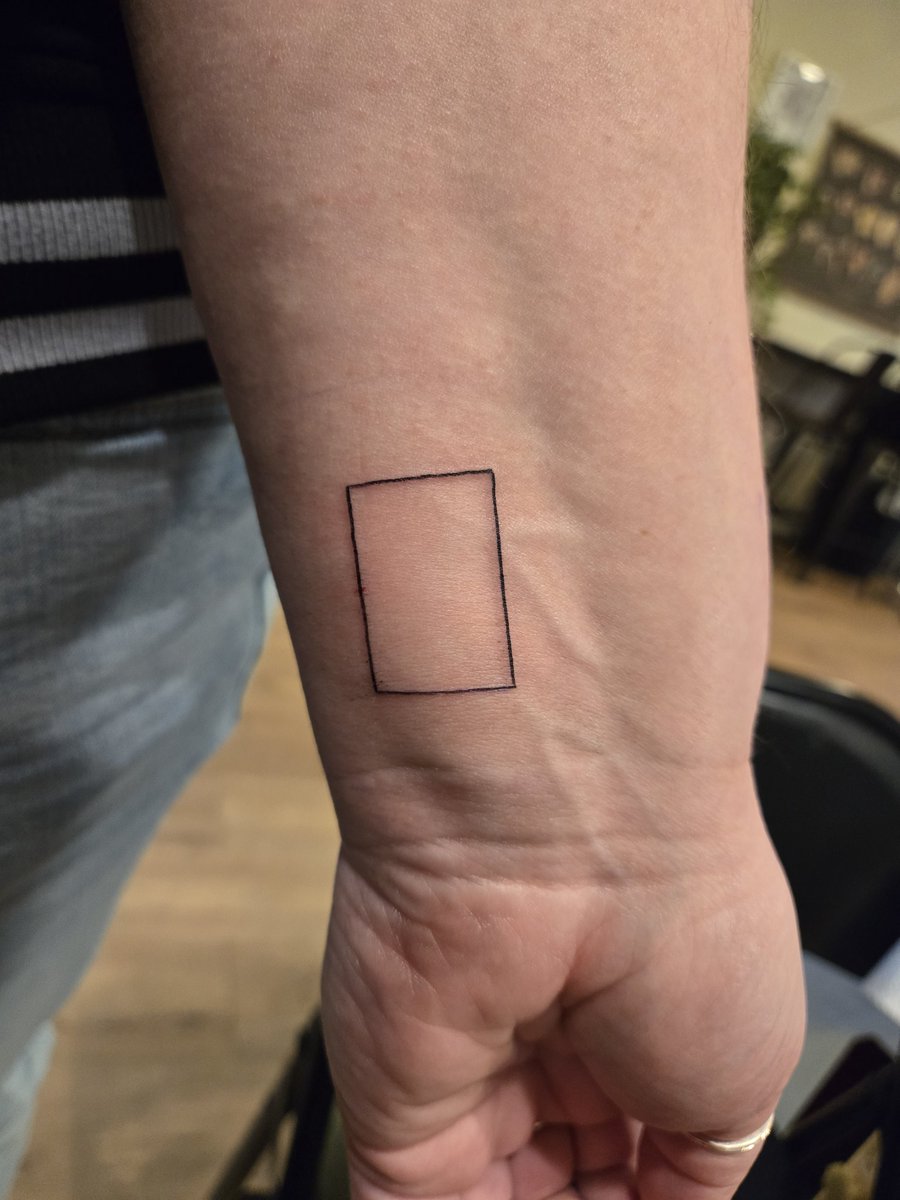 teresaxlynn10's tweet photo. In the clerb, we all fam @the1975 https://t.co/QQv0fUeP1r