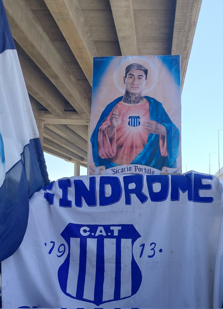 Te imaginas ser de otro club y perderte esto ? Que gente hermosa la de Talleres, les presento la super estampita del sicario