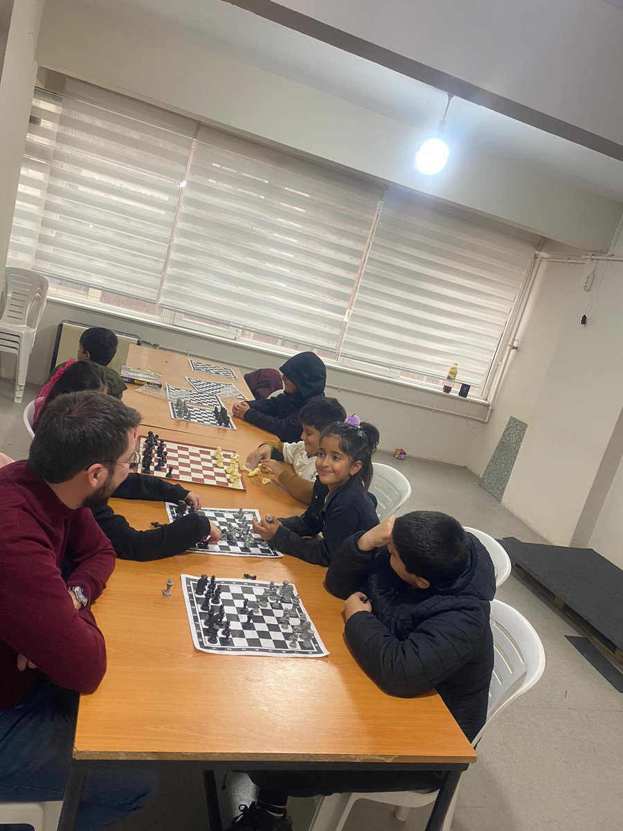 HerYerCocuk's tweet image. 📍Maltepe-Zümrütevler

Satranç atölyelerimiz devam ediyor 🎈
#satranç #çocukhakları