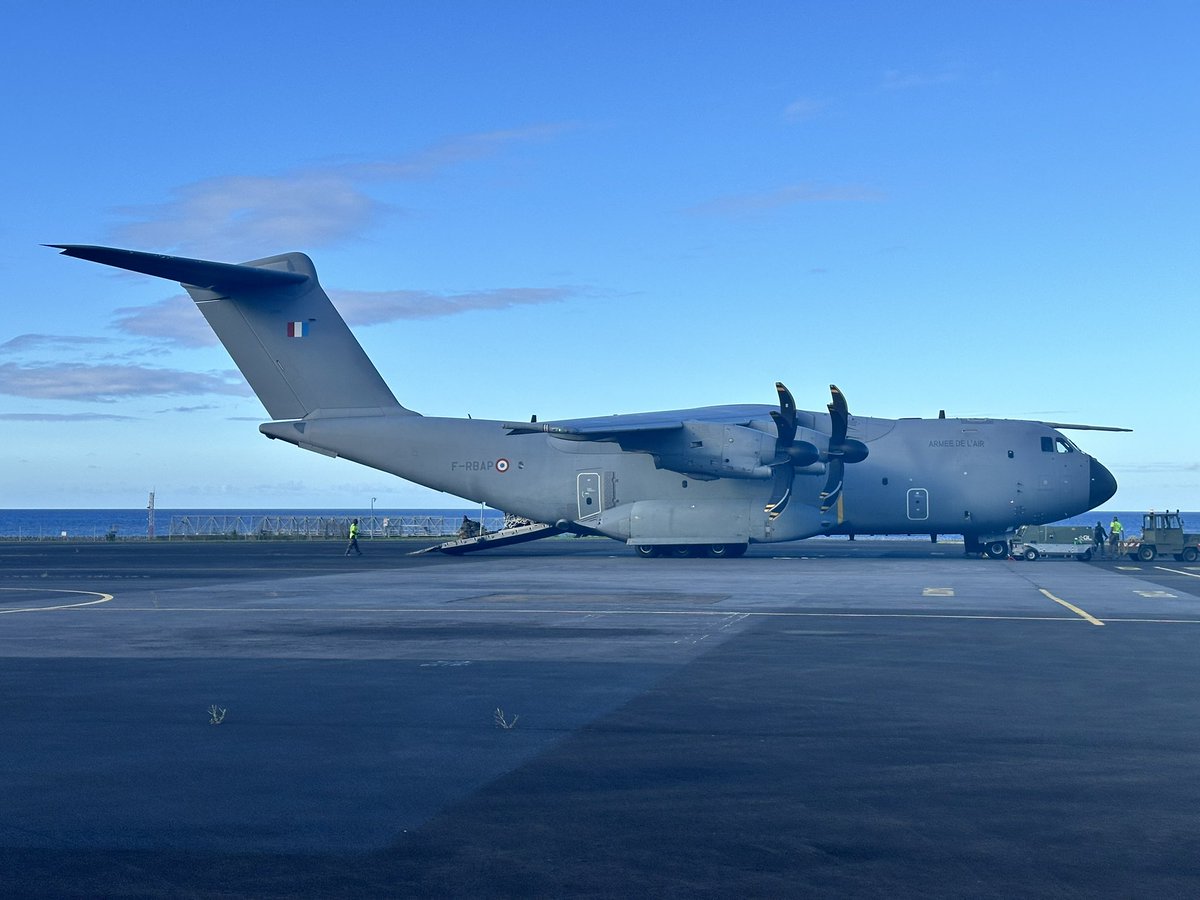Prefet974's tweet photo. #CycloneChido 🌀 | Le préfet a accueilli l’A400M à la base aérienne 181.

👩 Un détachement de la Sécurité civile et du matériel de secours

✈️ 🚢 Plusieurs rotations aériennes et maritimes, La Réunion remplie son rôle de solidarité régionale avec ses voisins de Mayotte https://t.co/UkWF2LpI3d