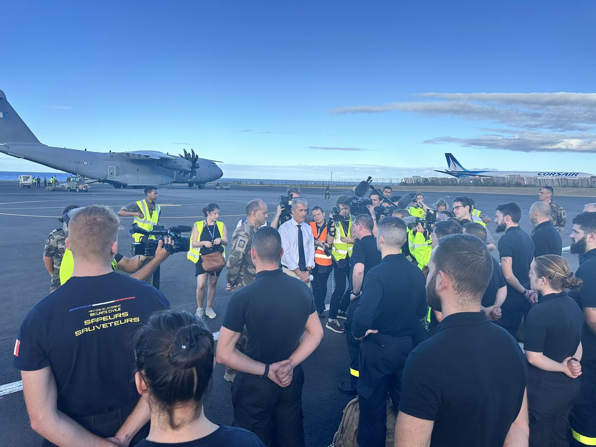 Prefet974's tweet photo. #CycloneChido 🌀 | Le préfet a accueilli l’A400M à la base aérienne 181.

👩 Un détachement de la Sécurité civile et du matériel de secours

✈️ 🚢 Plusieurs rotations aériennes et maritimes, La Réunion remplie son rôle de solidarité régionale avec ses voisins de Mayotte https://t.co/UkWF2LpI3d