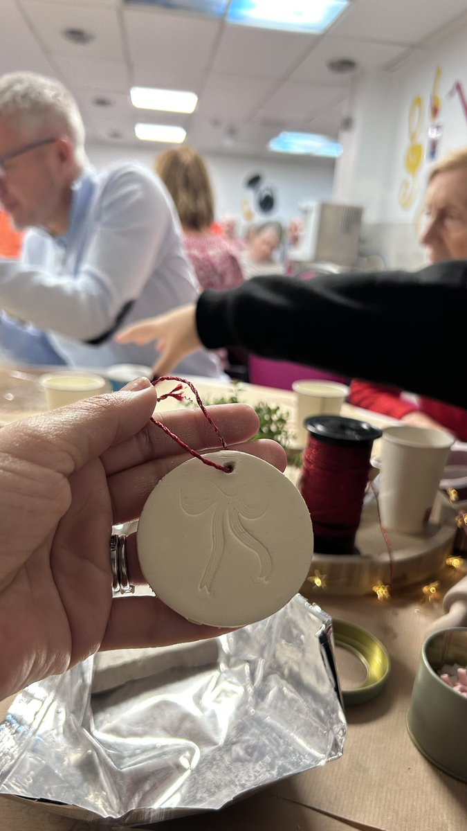 FayzaBasini's tweet photo. 🎄Nous avons organisé jeudi le traditionnel goûter de #Noël avec nos aînés à l’ #EHPAD Soyer à #Neuilly

Atelier chant, atelier créatif et goûter gourmand ✨ Des moments joyeux et #intergénérationnels que nous organisons régulièrement👴🏻👵👧🙋🏻‍♀️

🤗 Rejoignez nous @Initiatives_IES https://t.co/CjczAOb9BH