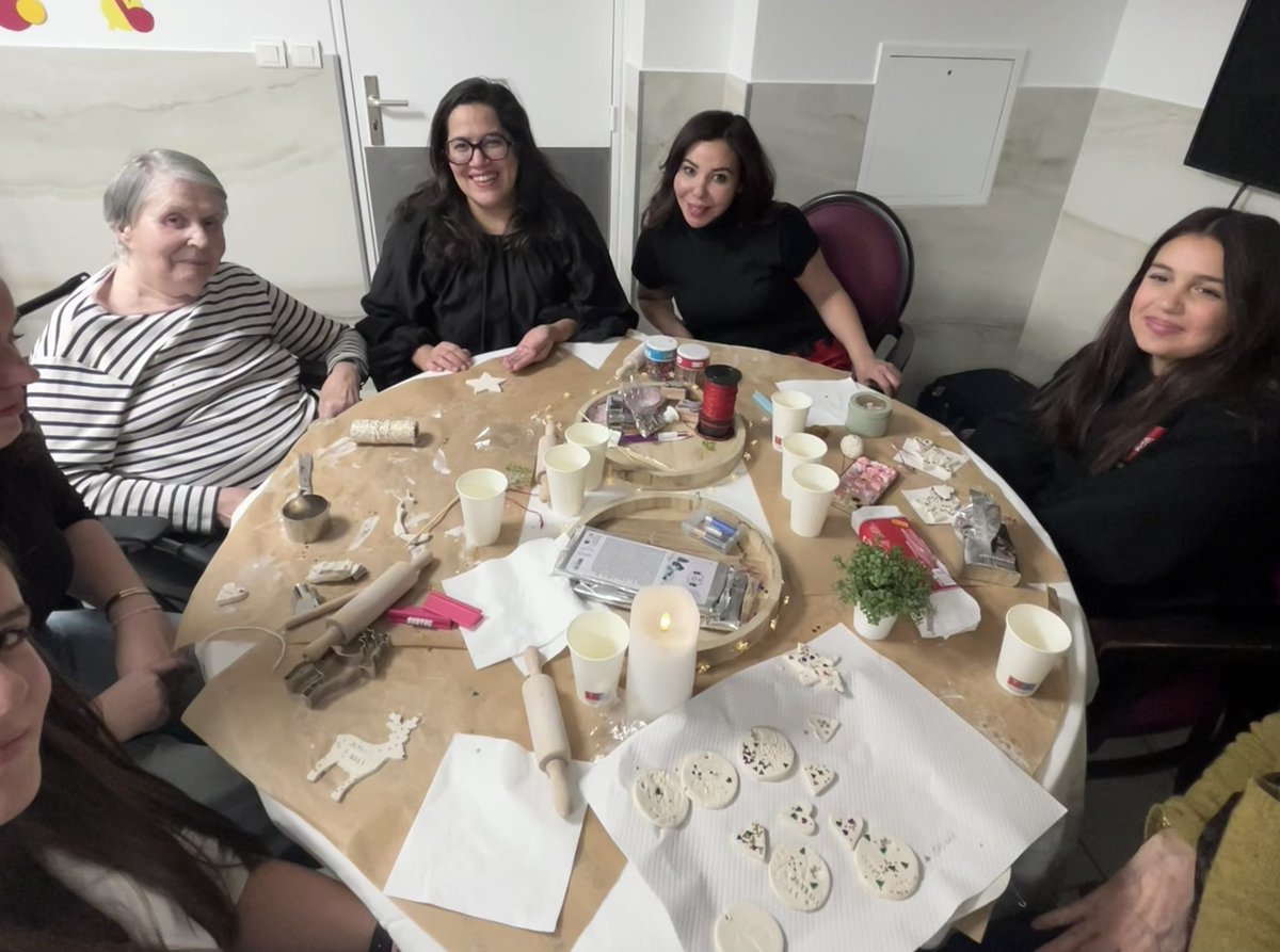 FayzaBasini's tweet photo. 🎄Nous avons organisé jeudi le traditionnel goûter de #Noël avec nos aînés à l’ #EHPAD Soyer à #Neuilly

Atelier chant, atelier créatif et goûter gourmand ✨ Des moments joyeux et #intergénérationnels que nous organisons régulièrement👴🏻👵👧🙋🏻‍♀️

🤗 Rejoignez nous @Initiatives_IES https://t.co/CjczAOb9BH