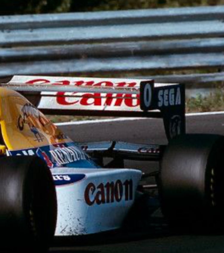 RedG_F1's tweet photo. @BradleyPhilpot @CaffandMac @SomersF1 @ScarbsTech That wing looks like the high down force config of the 1993 Williams used at Budapest. With the triple plane upper wing and that up-pointing mid-wing which is very Williams of the mid 90s. https://t.co/oIZIheOoFj