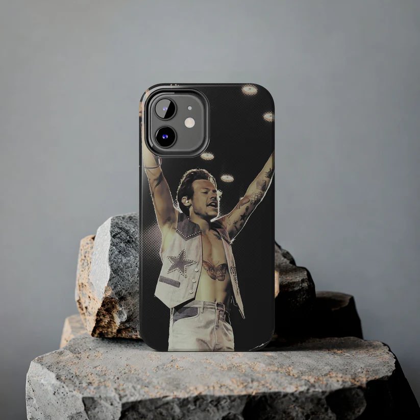 KMDesigns25's tweet photo. Harry Styles iconic Night 6 in NYC LOT 2022 Denim outfit phone case 📲✨ For your nostalgia purposes &amp; memories in HD! 📷

DM or click the link in my bio for purchase and custom designs! 🔗

https://t.co/jqTQXlyXw4

#HarryStyles #phonecase https://t.co/YbxLdb6yjk