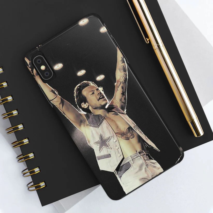 KMDesigns25's tweet photo. Harry Styles iconic Night 6 in NYC LOT 2022 Denim outfit phone case 📲✨ For your nostalgia purposes &amp; memories in HD! 📷

DM or click the link in my bio for purchase and custom designs! 🔗

https://t.co/jqTQXlyXw4

#HarryStyles #phonecase https://t.co/YbxLdb6yjk