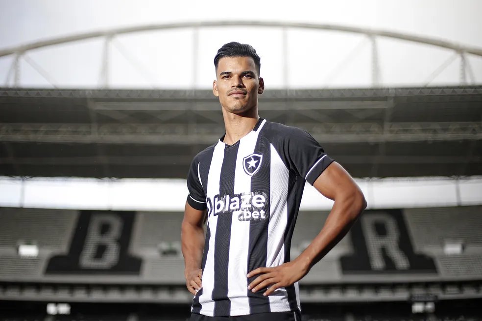 venecasagrande's tweet photo. O interesse do Botafogo em Jair é antigo (desde a última janela de transferência). O Santos pede 12 milhões de euros para vender o zagueiro. O Peixe, por outro lado, tem interesse em Danilo Barbosa e Tiquinho Soares, ambos do Alvinegro.

Com isso, o Santos indiciou ao Botafogo a possibilidade de envolver o volante e o atacante na negociação por Jair. O Alvinegro topa, mas depende da vontade de Danilo Barbosa e Tiquinho Soares em se transferirem ao Peixe. E a ida dos dois seria em definitivo.

Claro que, se Danilo Barbosa e Tiquinho Soares forem envolvidos na operação, o valor que o Botafogo oferecerá ao Santos por Jair será menor que os 12 milhões de euros pedidos inicialmente. As tratativas estão em andamento.

A informação sobre a possibilidade de envolvimento dos atletas na negociação por Jair foi noticiada primeiro por @diariodopeixe 

Fotos: Raul Baretta / Santos FC e Vitor Silva / Botafogo