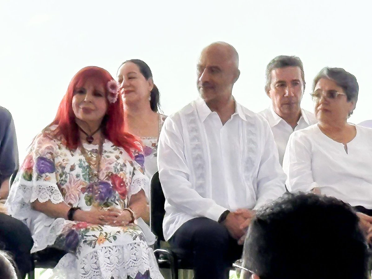 SICTmx's tweet photo. El Mtro. Jesús Esteva, titular de la #SICT, el Mtro. Andrés Lajous, de la @ARTF_mx, y Violeta Abreu, de @CorreosdeMexico, acompañaron a la presidenta @Claudiashein en el 1º Aniversario del @TrenMayaMX, la inauguración de los tramos 6 y 7, y la cancelación del timbre postal conmemorativo en Quintana Roo.