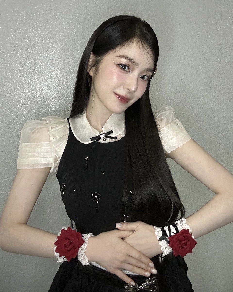 eclipseul_'s tweet image. what in the loona hi high pose