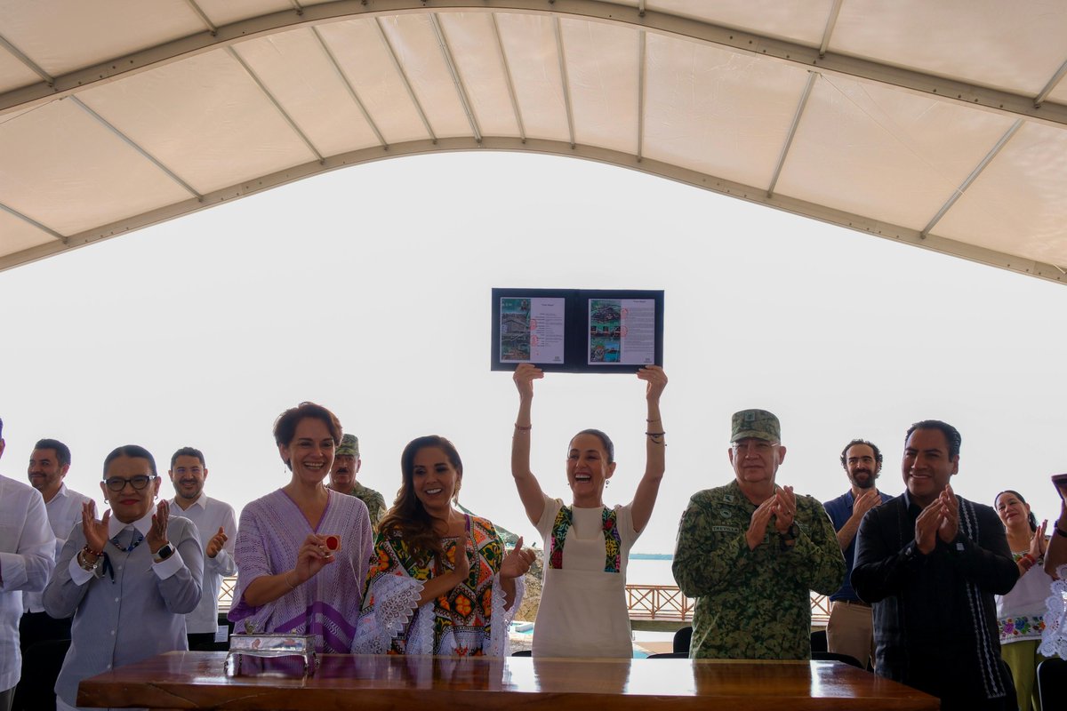 MaraLezama's tweet photo. Hoy vemos materializado el circuito completo del tren de la justicia social, ¡la promesa se hace realidad en #Chetumal! 🚆🙌🏼

Junto a nuestra presidenta @Claudiashein, inauguramos con gran orgullo, los 1,554 km del @TrenMayaMX, una hazaña histórica que enaltece la cultura maya y conecta al sureste mexicano con un futuro de desarrollo económico con prosperidad compartida. Con la inauguración de los tramos 6 y 7, celebramos el legado de @lopezobrador_, para hacer justicia y llevar bienestar al pueblo quintanarroense y a tod@s los mexicanos 🇲🇽.

Bajo el liderazgo de nuestra primera presidenta, Claudia Sheinbaum, seguimos construyendo el Segundo Piso de la Transformación, y con este tren motivo de orgullo nacional, reafirmamos nuestro compromiso con el bienestar y el desarrollo, con justicia social en el sureste mexicano. 

#UnidosParaTransformar