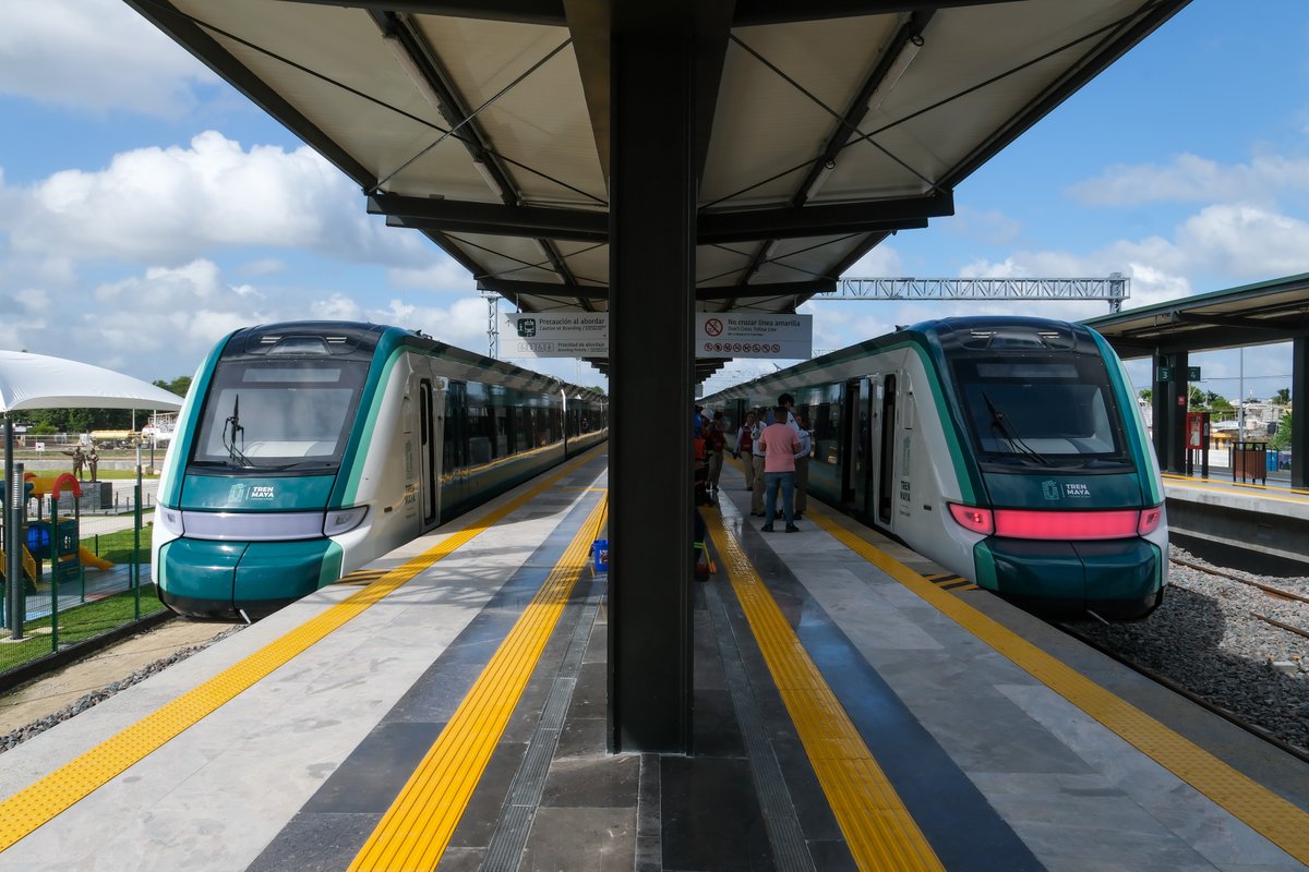 MaraLezama's tweet photo. Hoy vemos materializado el circuito completo del tren de la justicia social, ¡la promesa se hace realidad en #Chetumal! 🚆🙌🏼

Junto a nuestra presidenta @Claudiashein, inauguramos con gran orgullo, los 1,554 km del @TrenMayaMX, una hazaña histórica que enaltece la cultura maya y conecta al sureste mexicano con un futuro de desarrollo económico con prosperidad compartida. Con la inauguración de los tramos 6 y 7, celebramos el legado de @lopezobrador_, para hacer justicia y llevar bienestar al pueblo quintanarroense y a tod@s los mexicanos 🇲🇽.

Bajo el liderazgo de nuestra primera presidenta, Claudia Sheinbaum, seguimos construyendo el Segundo Piso de la Transformación, y con este tren motivo de orgullo nacional, reafirmamos nuestro compromiso con el bienestar y el desarrollo, con justicia social en el sureste mexicano. 

#UnidosParaTransformar