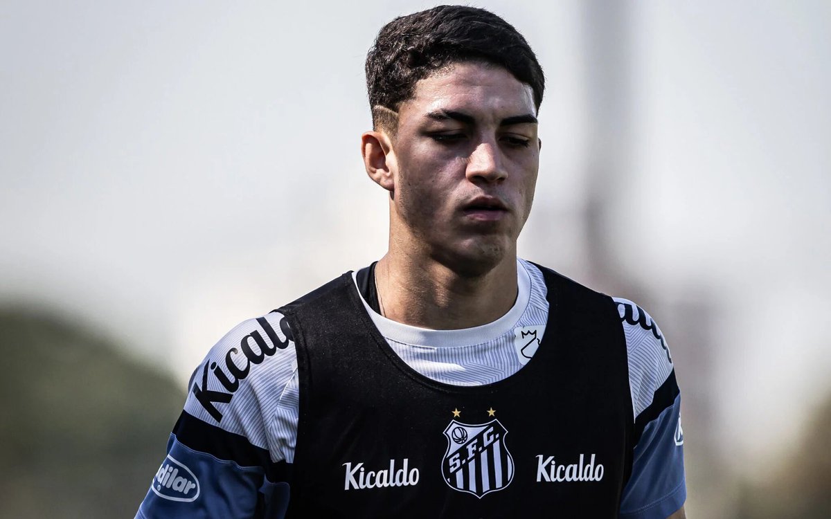venecasagrande's tweet photo. O interesse do Botafogo em Jair é antigo (desde a última janela de transferência). O Santos pede 12 milhões de euros para vender o zagueiro. O Peixe, por outro lado, tem interesse em Danilo Barbosa e Tiquinho Soares, ambos do Alvinegro.

Com isso, o Santos indiciou ao Botafogo a possibilidade de envolver o volante e o atacante na negociação por Jair. O Alvinegro topa, mas depende da vontade de Danilo Barbosa e Tiquinho Soares em se transferirem ao Peixe. E a ida dos dois seria em definitivo.

Claro que, se Danilo Barbosa e Tiquinho Soares forem envolvidos na operação, o valor que o Botafogo oferecerá ao Santos por Jair será menor que os 12 milhões de euros pedidos inicialmente. As tratativas estão em andamento.

A informação sobre a possibilidade de envolvimento dos atletas na negociação por Jair foi noticiada primeiro por @diariodopeixe 

Fotos: Raul Baretta / Santos FC e Vitor Silva / Botafogo
