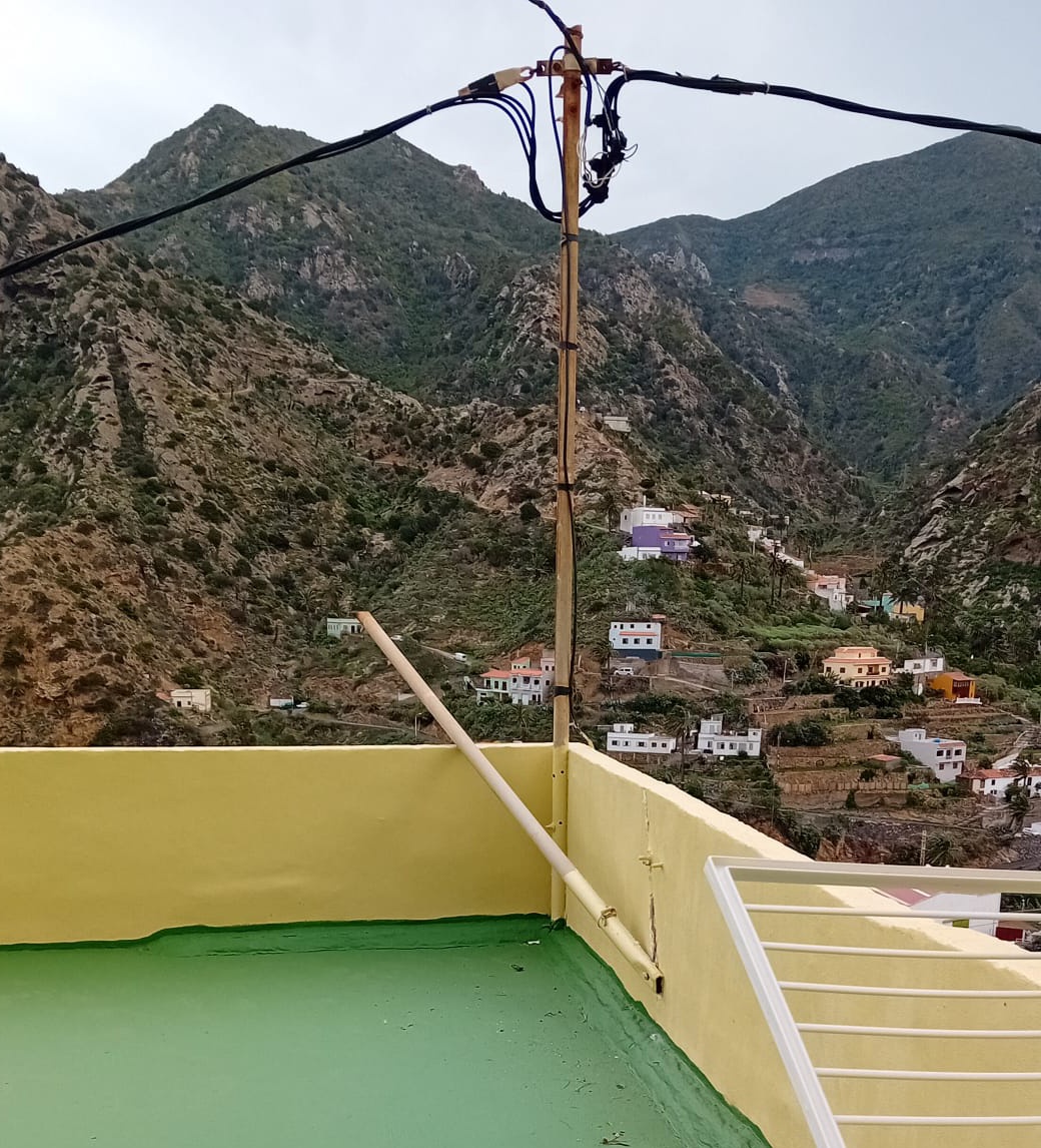morgallana's tweet photo. @Endesa, @EndesaClientes , una vergüenza cómo hace semanas pusimos en conocimiento esto y hoy, con el viento, se ha caído, sin haber hecho reparación alguna al respecto. Si hubiese impactado sobre alguien?. Desidia, negligencia... Cómo lo llamarían? https://t.co/Vym04JfwNs