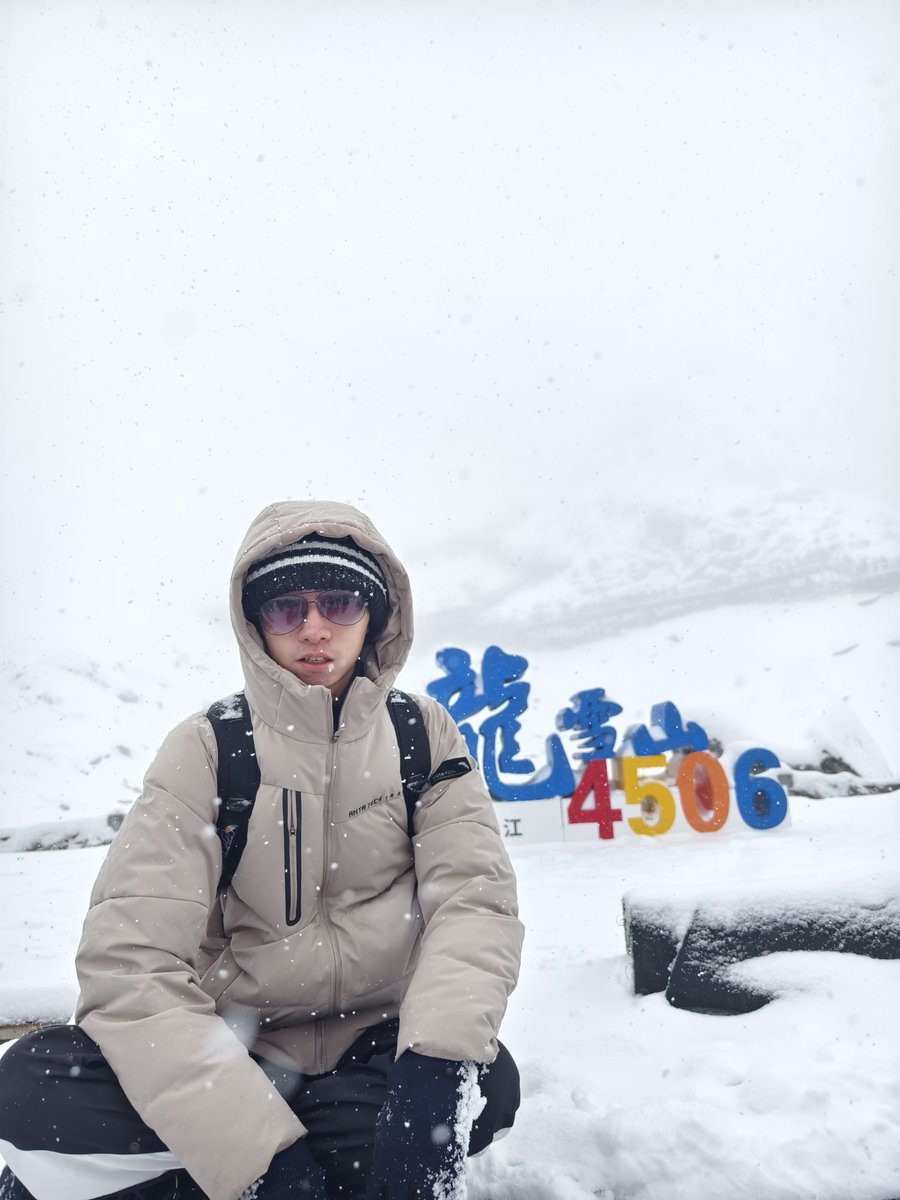 neverisonce's tweet photo. this was me last month when I went to China with my fams and it was crazy how we experienced the heat and snow all in one 😂 https://t.co/Ptd0g7Z6Th