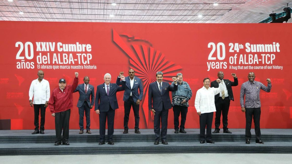 DrRobertoMOjeda's tweet photo. El @ALBATCP sigue marcando la integración de nuestros pueblos. La Cumbre recién concluida en #Venezuela es un mensaje a la amistad, unidad y espíritu de lucha que animó a sus fundadores #Fidel y #Chávez. Juntos seguimos haciendo por los sueños de la Patria Grande. https://t.co/zPDmQxflKC