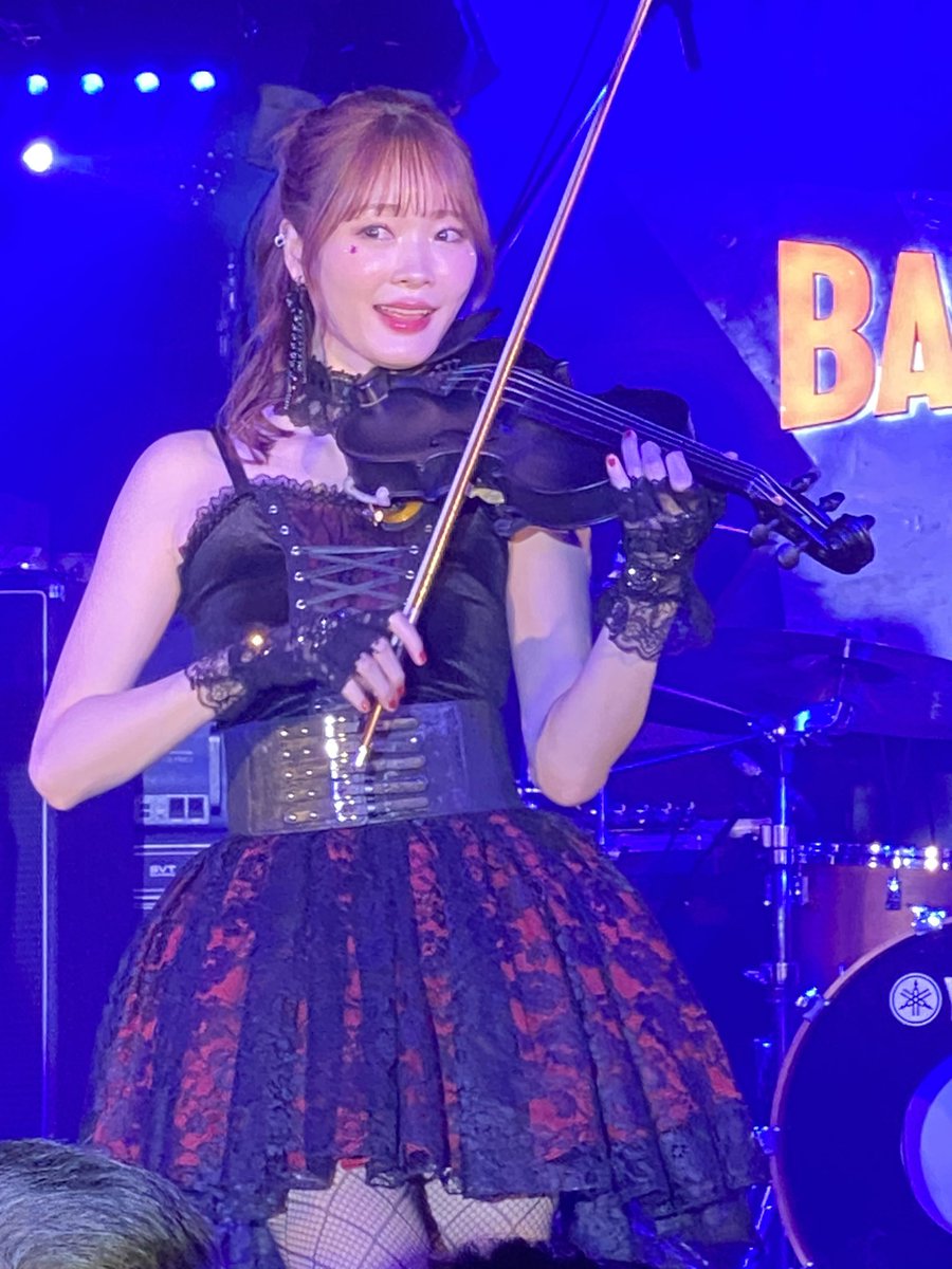hjshimoiwa's tweet photo. 六本木BauhausでRiO BIRTHDAY ONE MAN LIVE。踊るヴァイオリニストRiOさんのお誕生日ライブは華やかで眩しいほどに美しく、相方のらぶ広瀬さんもこの世のものとは思えぬ可愛さだった。あぁため息
#らぶりお
#RiO(vln,vo)
#広瀬晏夕(vo)
#Juker(g)
#佐々木亮太(b)
#髙島ユータ(pf)
#生田目勇司(ds) https://t.co/CQn6gnAHT3