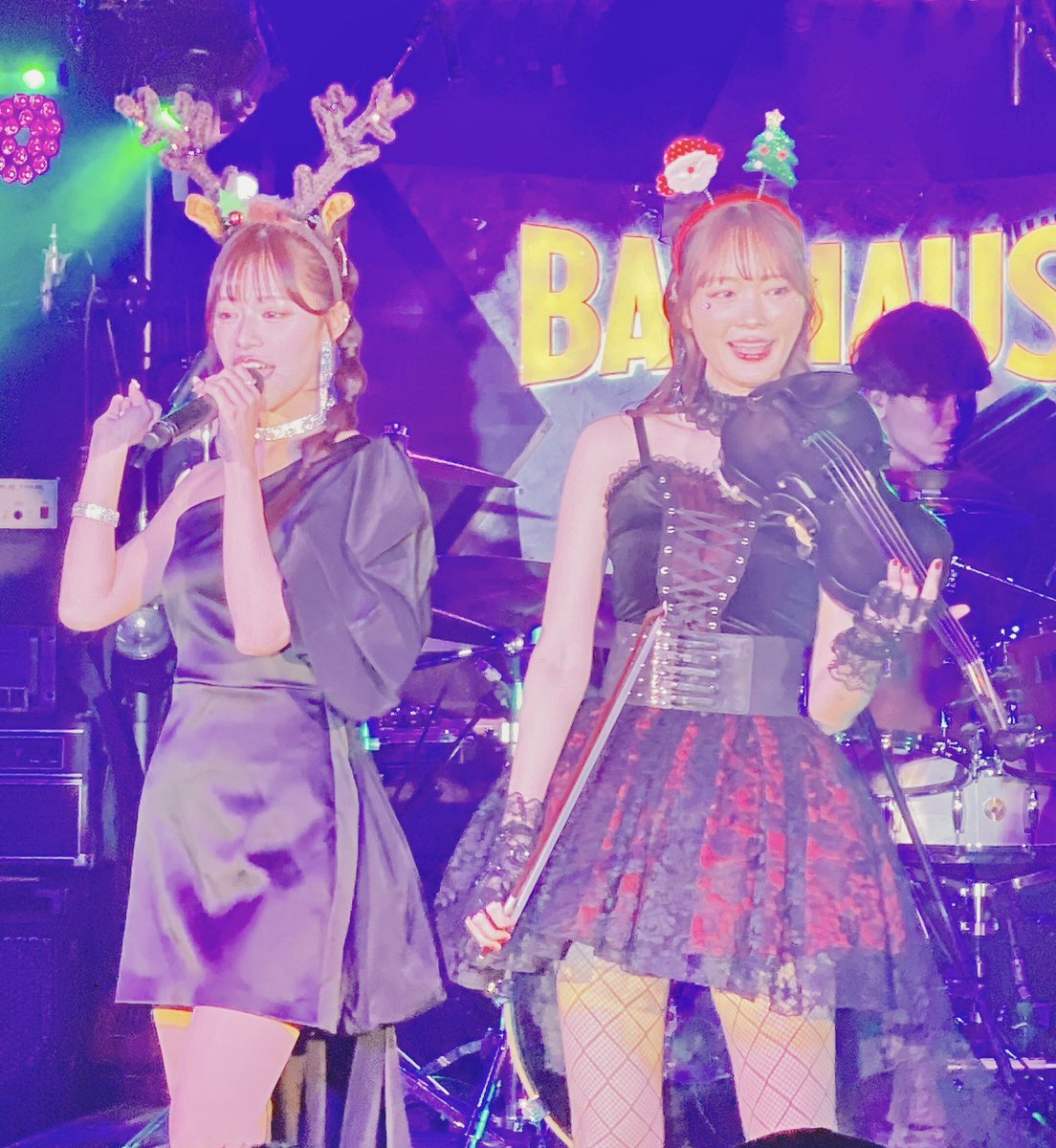 hjshimoiwa's tweet photo. 六本木BauhausでRiO BIRTHDAY ONE MAN LIVE。踊るヴァイオリニストRiOさんのお誕生日ライブは華やかで眩しいほどに美しく、相方のらぶ広瀬さんもこの世のものとは思えぬ可愛さだった。あぁため息
#らぶりお
#RiO(vln,vo)
#広瀬晏夕(vo)
#Juker(g)
#佐々木亮太(b)
#髙島ユータ(pf)
#生田目勇司(ds) https://t.co/CQn6gnAHT3