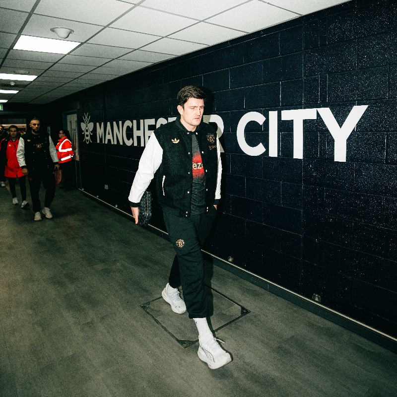 ManUtd's tweet photo. Behind enemy lines 📍

🧵 adidas LNY x #MUFC

#MCIMUN