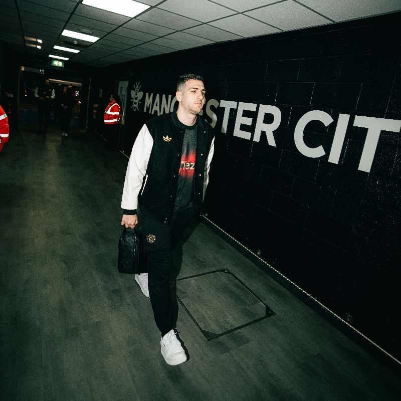 ManUtd's tweet photo. Behind enemy lines 📍

🧵 adidas LNY x #MUFC

#MCIMUN