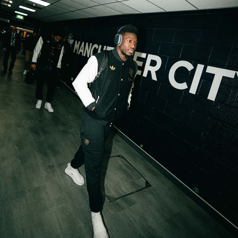 ManUtd's tweet photo. Behind enemy lines 📍

🧵 adidas LNY x #MUFC

#MCIMUN