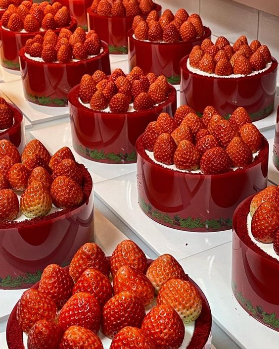 daily_dolce's tweet photo. Strawberry or blueberry? https://t.co/OQSiHElcqV