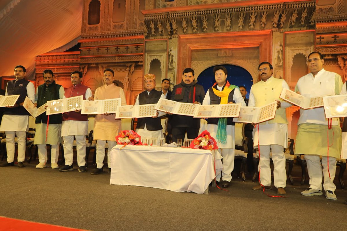 ग्वालियर की उत्सवधर्मिता की देशभर में विशेष पहचान – मुख्यमंत्री डॉ. यादव

मुख्यमंत्री <a href="/DrMohanYadav51/">Dr Mohan Yadav</a> के मुख्य आतिथ्य में 100वे तानसेन संगीत समारोह का भव्य शुभारंभ

सुर सम्राट तानसेन की समाधि पर पहुँचकर किया नमन

#TansenSamaroh #gwalior <a href="/CMMadhyaPradesh/">Chief Minister, MP</a>
RM-facebook.com/share/p/tTRpWF…