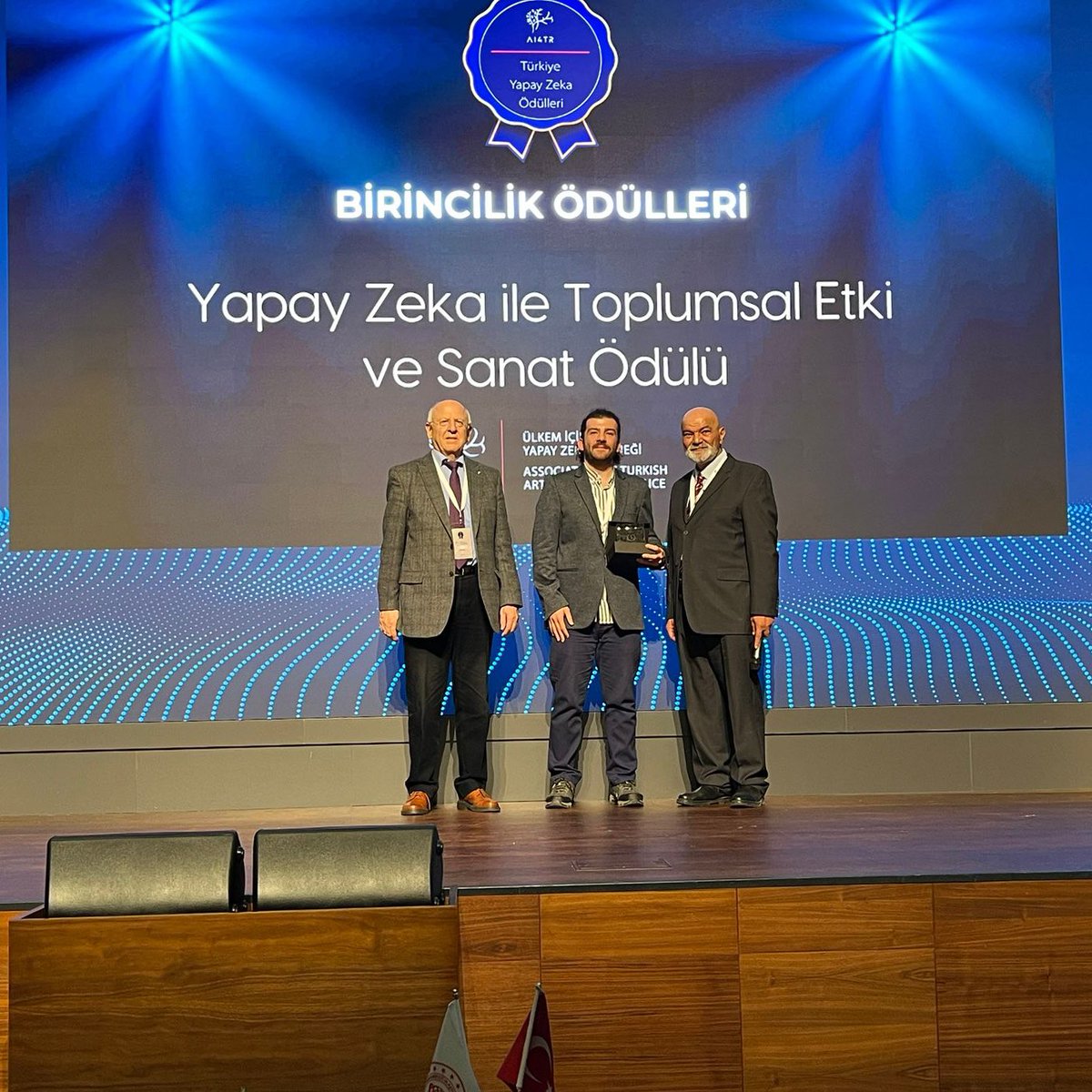 Bilgi Teknolojileri ve İletişim Kurumunun ev sahipliğinde Ülkem için Yapay Zeka Derneği tarafından düzenlenen etkinlikte festivalimiz “Yapay Zeka ile Toplumsal Etki ve Sanat” kategorisinde en iyi proje/etklinlik seçilerek birincilik ödülüne sahip oldu.