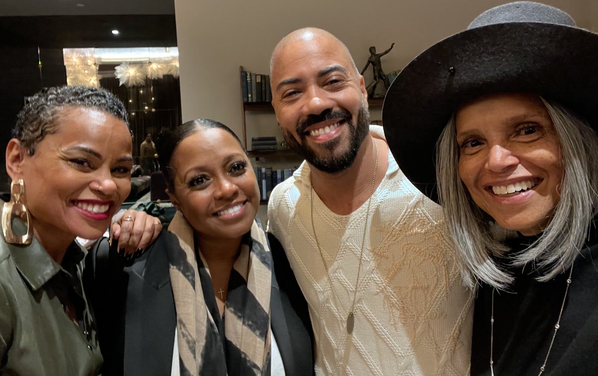 victoriarowell's tweet photo. @burkemgmt @SCADdotedu @MrBradJames @HairyKneeCaps and our entire cast & crew… THANK YOU for a brilliant shoot and joyous packed screening last night w/the beautiful #KeishaKnightPulliam at #SCADshow in #atlanta 🎄🎄🎄✈️✈️✈️🎅🏾🎁 https://t.co/fzt5wUofjI