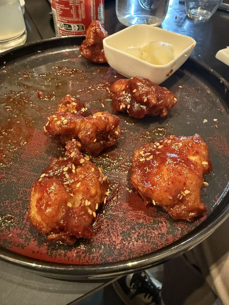 onnawii's tweet image. On se pete le bide dans un restau coréen 
Déjà, on parle de lol, ça nous met la playlist arcane 🥰😭
Et le serveur, ce roi, qui nous amène un support pour qu’on puisse suivre le stream gentle/T1

Yolee le restau ✨