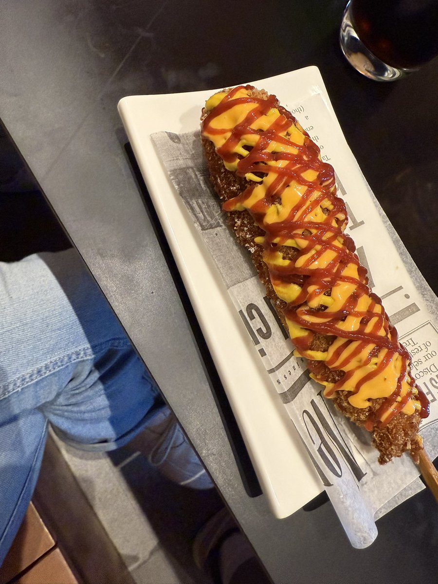 onnawii's tweet image. On se pete le bide dans un restau coréen 
Déjà, on parle de lol, ça nous met la playlist arcane 🥰😭
Et le serveur, ce roi, qui nous amène un support pour qu’on puisse suivre le stream gentle/T1

Yolee le restau ✨