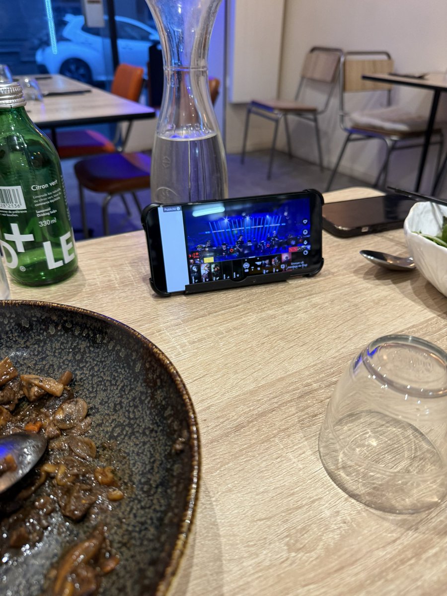 onnawii's tweet image. On se pete le bide dans un restau coréen 
Déjà, on parle de lol, ça nous met la playlist arcane 🥰😭
Et le serveur, ce roi, qui nous amène un support pour qu’on puisse suivre le stream gentle/T1

Yolee le restau ✨