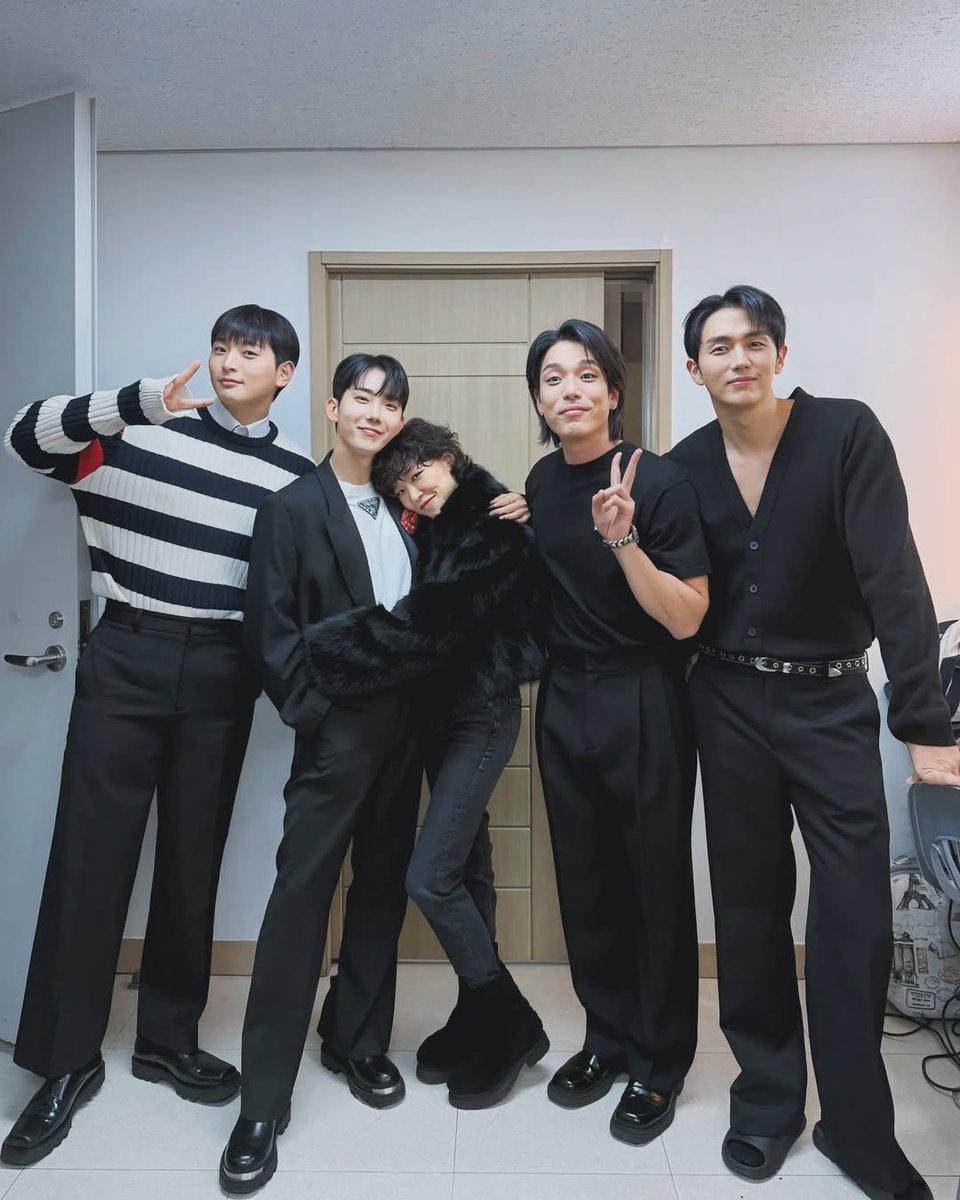 gainstagram's tweet photo. [Gainstagram] kwon_jo post

Seoul concert that was special in many ways
Gain, who is more handsome than me, who came to see the brother-in-laws*

Note: because both appeared on We Get Married before https://t.co/8szn0ovFPM