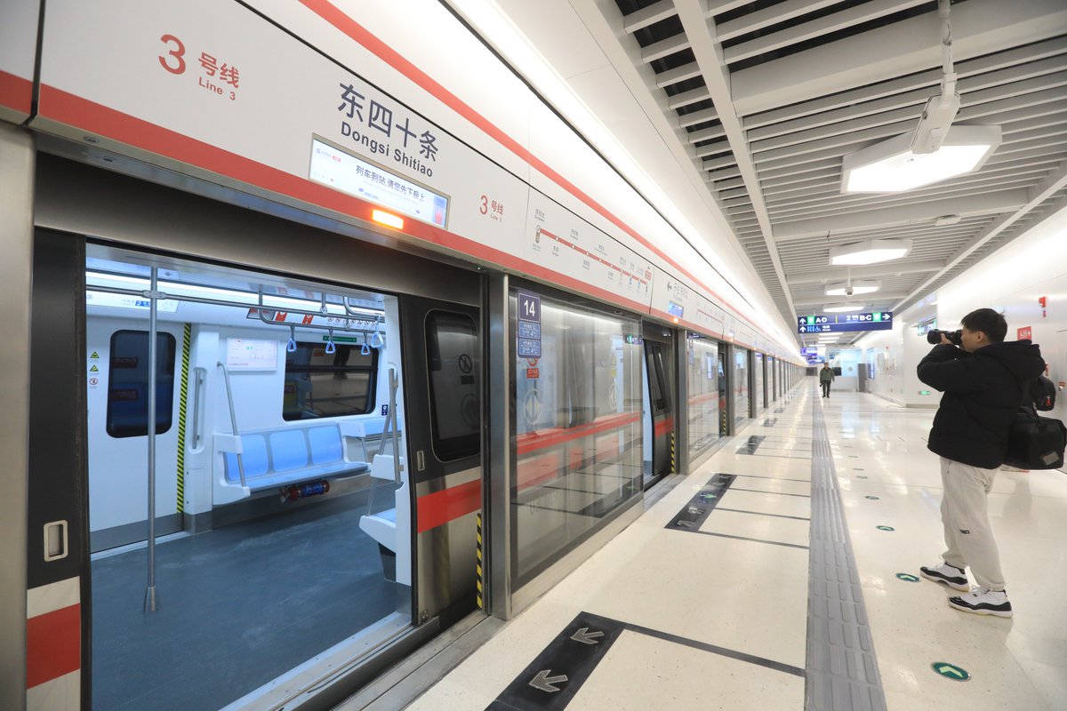 BusinessBeijing's tweet photo. Three new metro lines opened on Sunday in Beijing, adding the city's total urban rail transit length to 879 kilometers, ranking first among Chinese metropolitans. #BeijingQuickUpdates #Beijing #BeijingMetro https://t.co/SbN84lL8XU