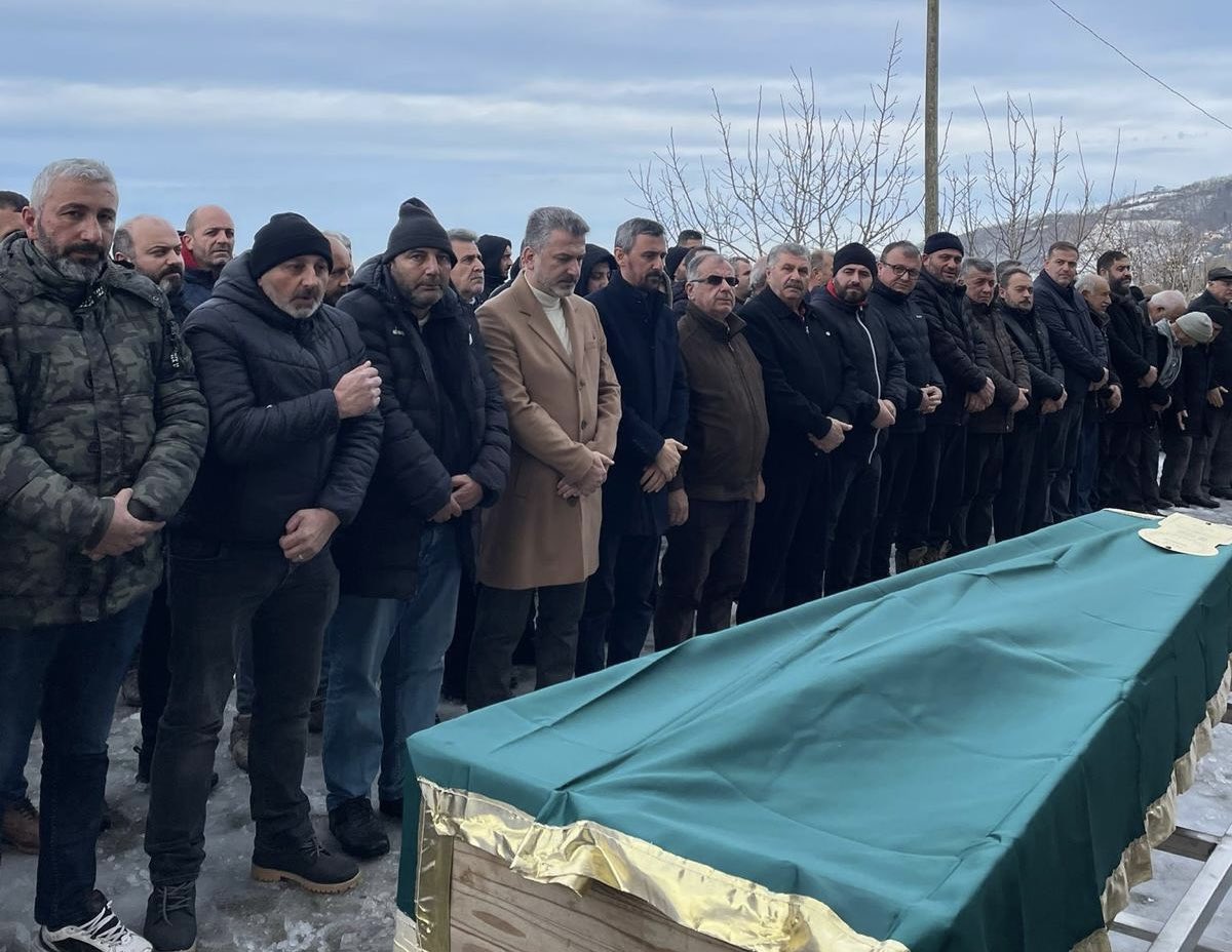 drsezginmumcu's tweet photo. Kıymetli babamın amca oğlu Fethi Mumcu’nun cenazesine katılarak, merhumu son yolculuğuna uğurladık. Rabbim kederli ailesi ve sevenlerine sabırlar ihsan eylesin inşallah. https://t.co/NLVKBki9UK