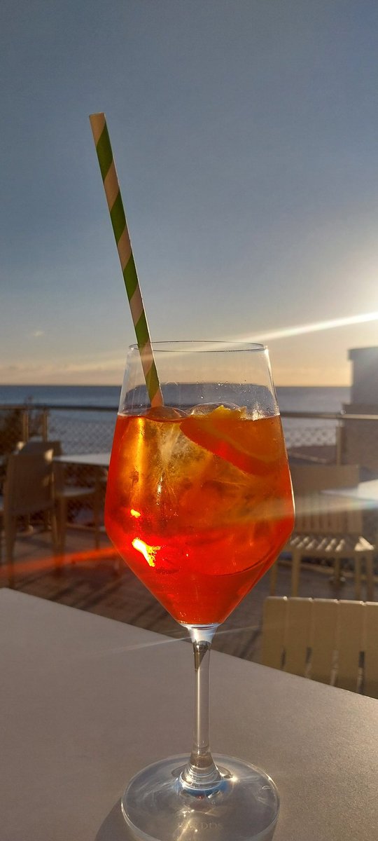 joanturrebassa's tweet photo. Només vos voldria recordar que això no té ni hora ni estació 
#AperolTime 
#PreNadal https://t.co/hteVefMKZQ