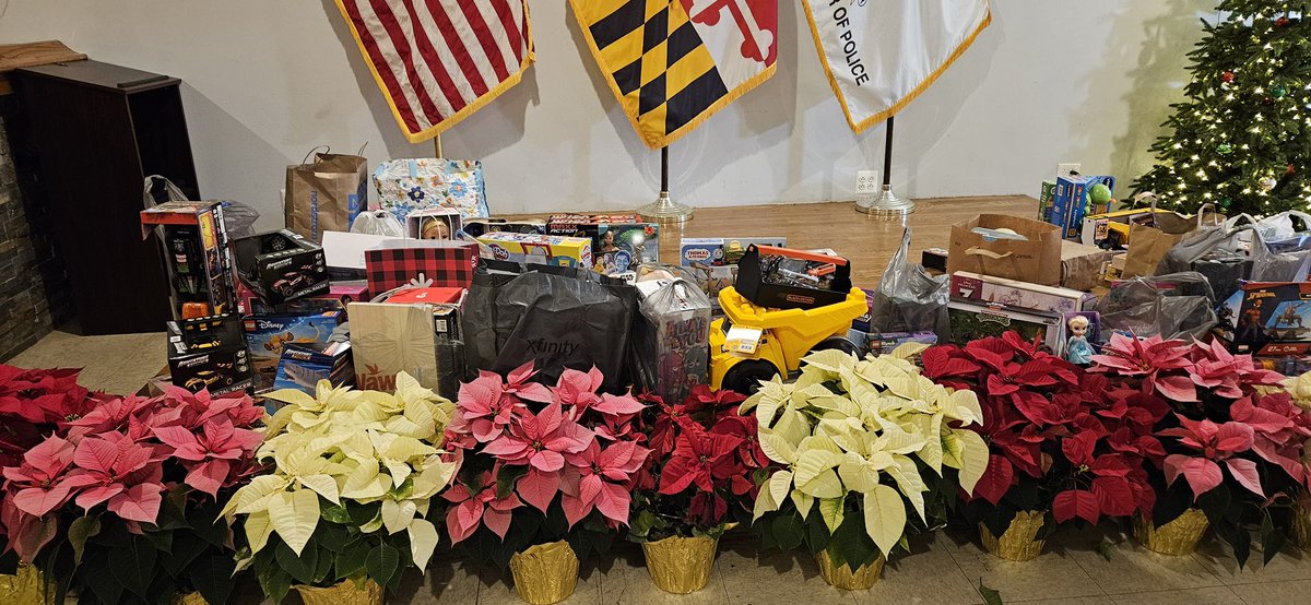 BaltoCoFOP4's tweet photo. President Rose attended the FOP Lodge 34 Christmas Party. Everyone who attended had to bring an unwrapped toy as a donation. There was also an ugly sweater contest, great food and music. Thank you, President Kruszynski for the invitation.  Councilman Marks was also in attendance. https://t.co/wsyo5el3JY