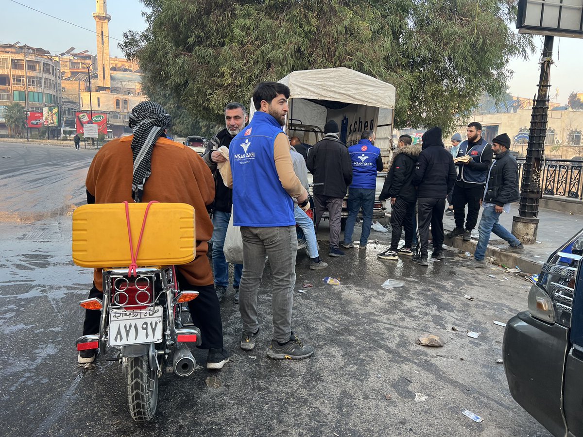 insanvakfi's tweet photo. 📍Suriye / Halep - Hama

İnsan Vakfı olarak, Suriye’nin Hama ve Halep bölgesinde kamplarda yaşayan savaş mağduru ailelere, ekmek dağıtımlarımızı ulaştırmaya devam ediyoruz. 

🌐 https://t.co/g4q9yS0FHI
📞 0212 534 41 61
📩 insanvakfi@insanvakfi.org.tr https://t.co/QZJL40S8oY