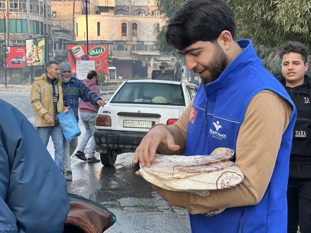 insanvakfi's tweet photo. 📍Suriye / Halep - Hama

İnsan Vakfı olarak, Suriye’nin Hama ve Halep bölgesinde kamplarda yaşayan savaş mağduru ailelere, ekmek dağıtımlarımızı ulaştırmaya devam ediyoruz. 

🌐 https://t.co/g4q9yS0FHI
📞 0212 534 41 61
📩 insanvakfi@insanvakfi.org.tr https://t.co/QZJL40S8oY