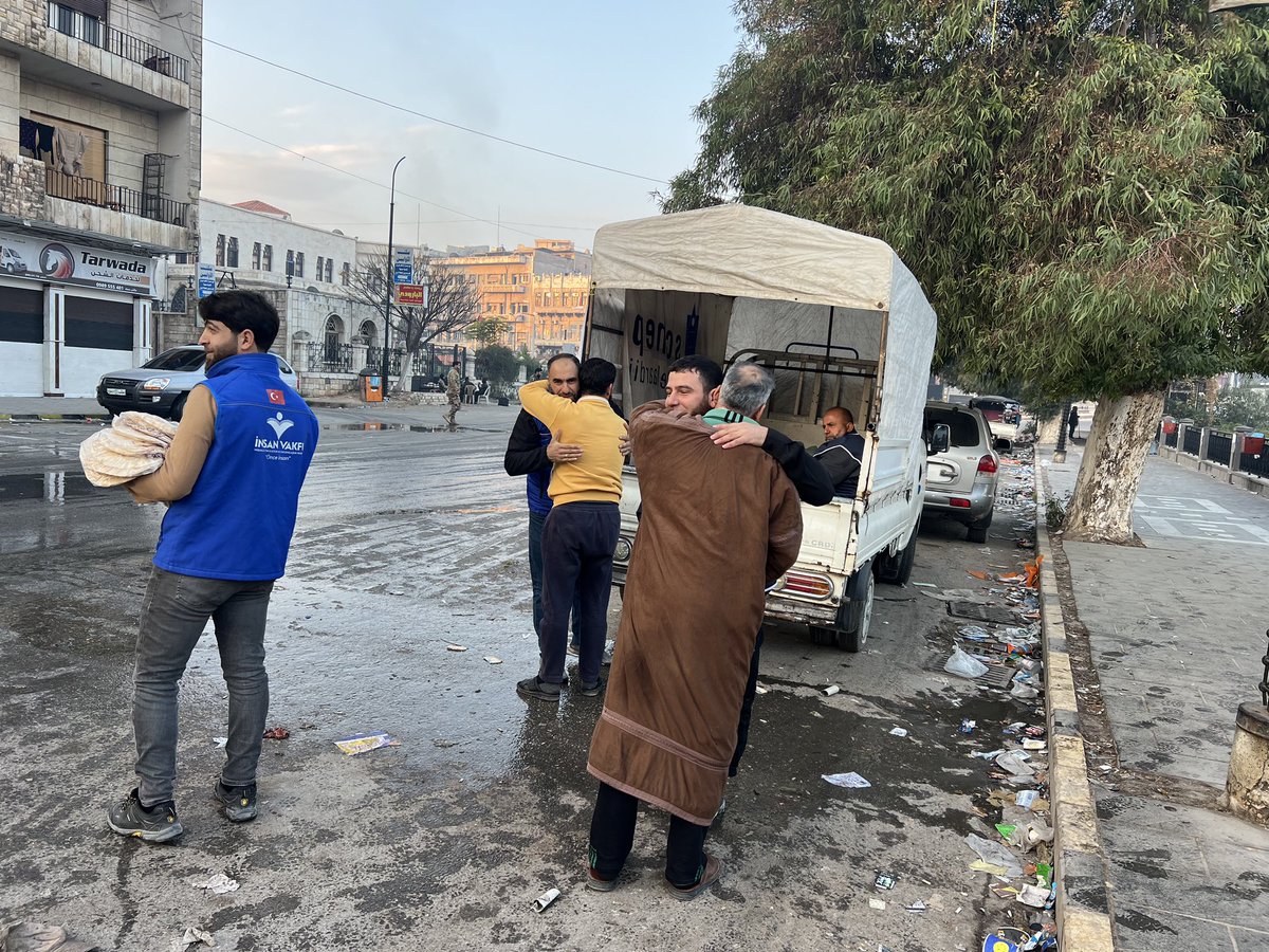 insanvakfi's tweet photo. 📍Suriye / Halep - Hama

İnsan Vakfı olarak, Suriye’nin Hama ve Halep bölgesinde kamplarda yaşayan savaş mağduru ailelere, ekmek dağıtımlarımızı ulaştırmaya devam ediyoruz. 

🌐 https://t.co/g4q9yS0FHI
📞 0212 534 41 61
📩 insanvakfi@insanvakfi.org.tr https://t.co/QZJL40S8oY